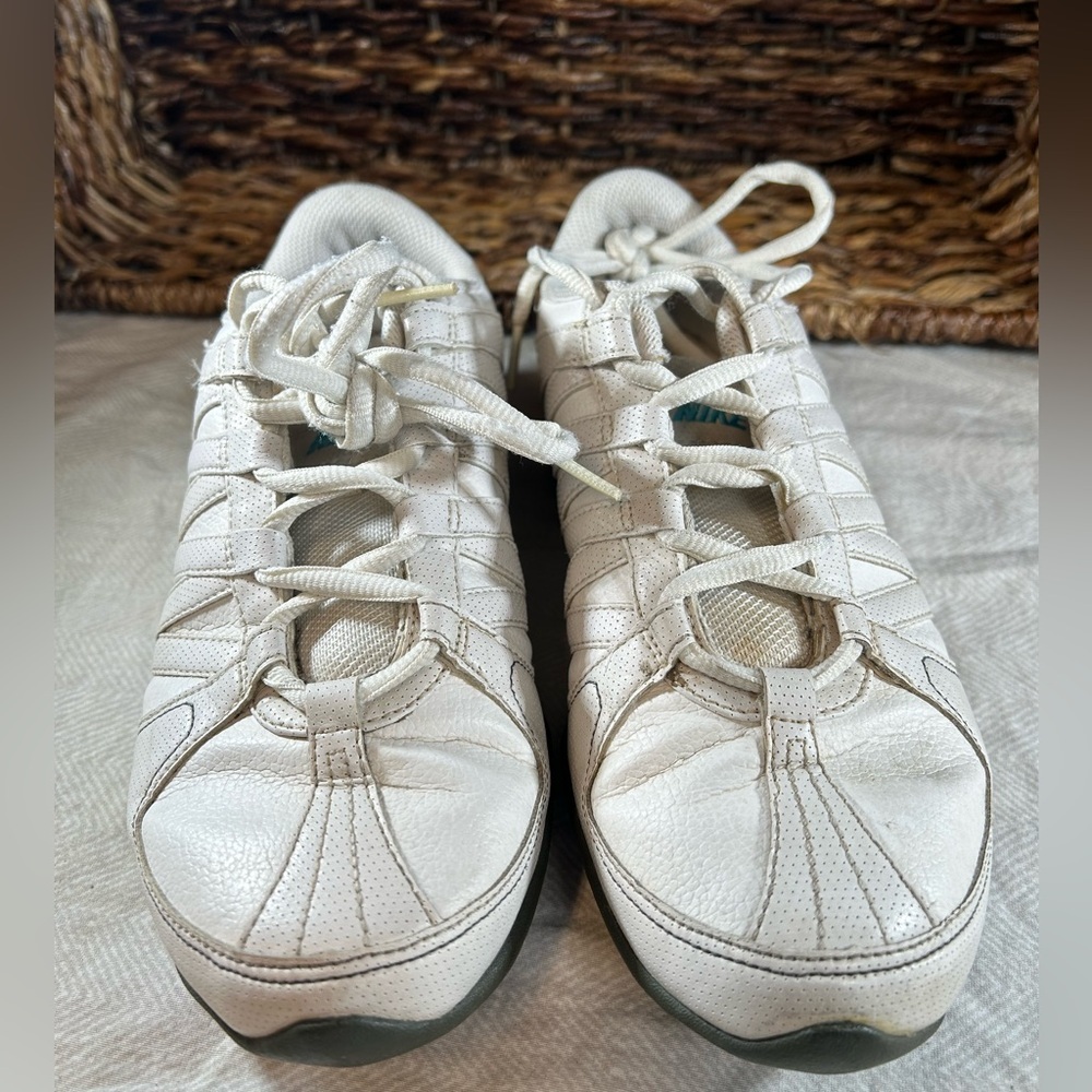 Size 6 - Nike Musique 4 Low White 324751-141 running shoe